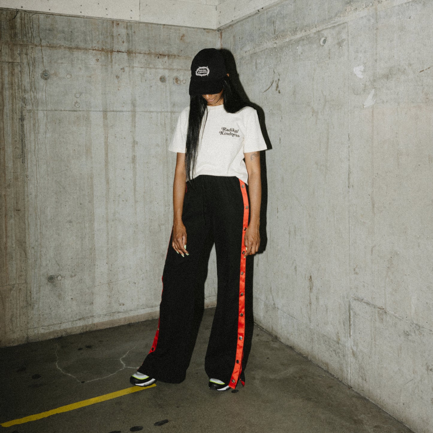 Vegan black cap 'Radikal kindness' portrait full body