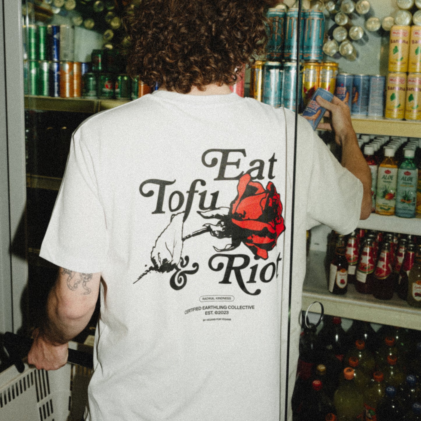 Vegan activism T-Shirt 'Eat tofu and riot', portrait back